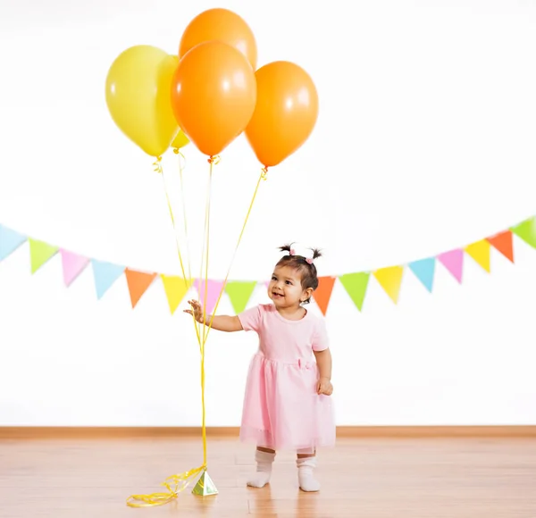 生日派对上带气球的快乐女婴 — 图库照片