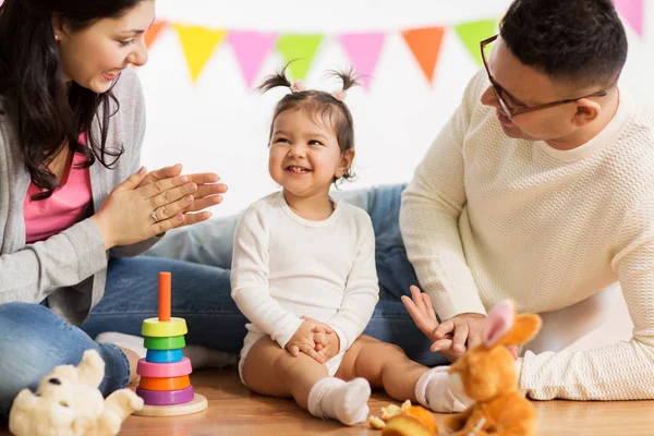 Bebé niña con los padres aplaudiendo las manos —  Fotos de Stock