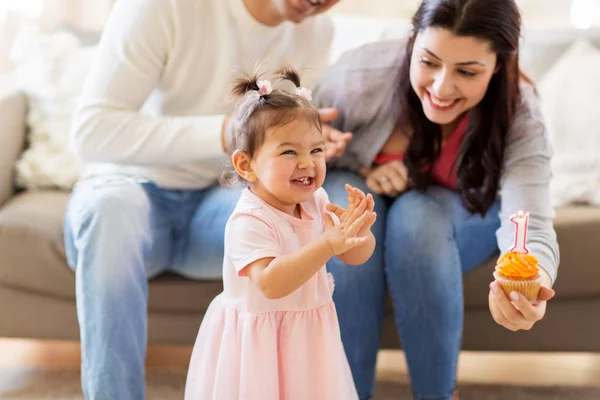 Babymeisje met ouders thuis verjaardagsfeestje — Stockfoto