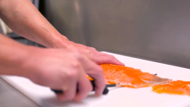 Kuchař krájení uzeného lososa rybí filé — Stock video