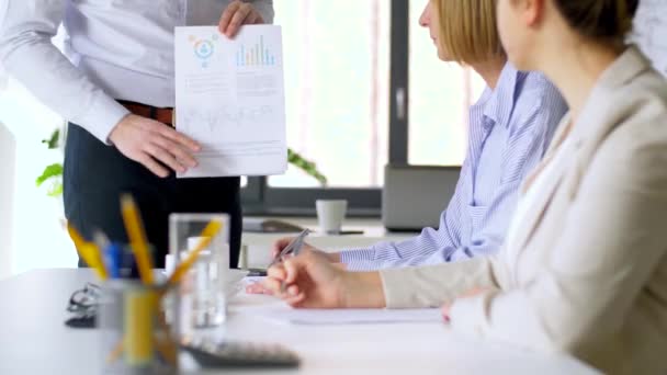 Equipe de negócios em reunião de escritório ou apresentação — Vídeo de Stock