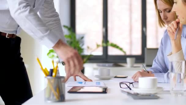 Equipo de negocios discutir cartas en la oficina — Vídeo de stock