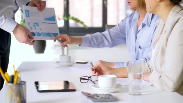 Geschäftsteam diskutiert Diagramme im Büro — Stockvideo