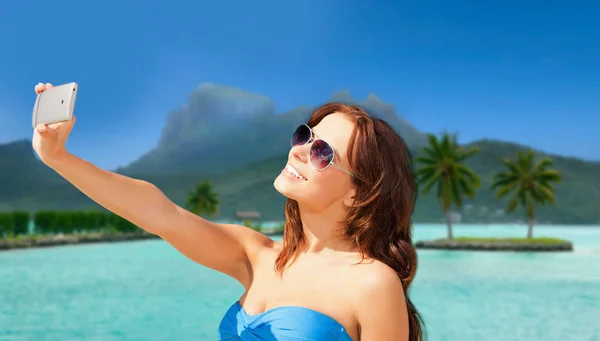 Woman taking selfie by smartphone on bora bora — Stock Photo, Image