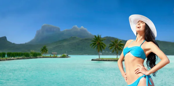 Lycklig kvinna i bikini garvning på stranden bora bora — Stockfoto