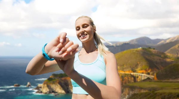 Femme avec suiveur de fitness faisant de l'exercice à l'extérieur — Photo