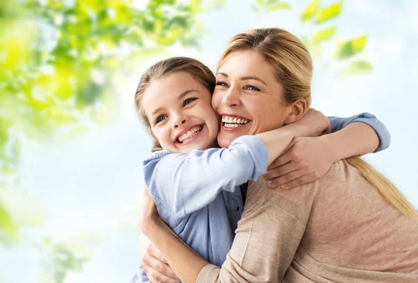 Heureux souriant mère étreignant fille — Photo