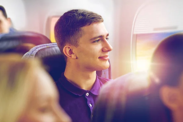 Heureux jeune homme voyageant en avion — Photo