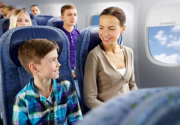 Boldog anya és fia utazás repülővel — Stock Fotó
