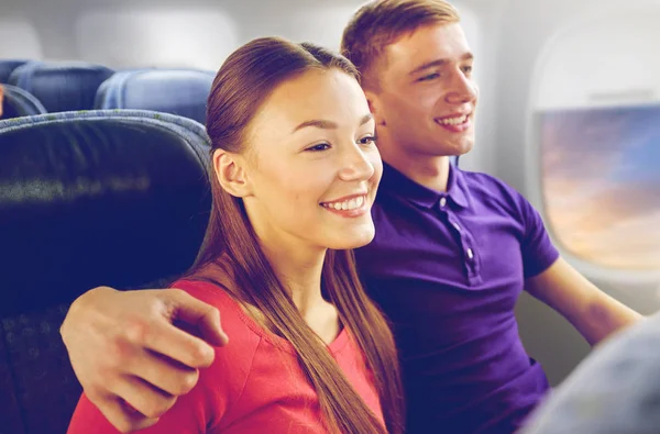 Pareja feliz viajando en avión — Foto de Stock