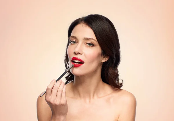 Bella donna con make up pennello per rossetto — Foto Stock