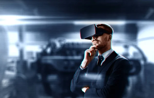 Podnikatel ve virtuální realitě sluchátka — Stock fotografie