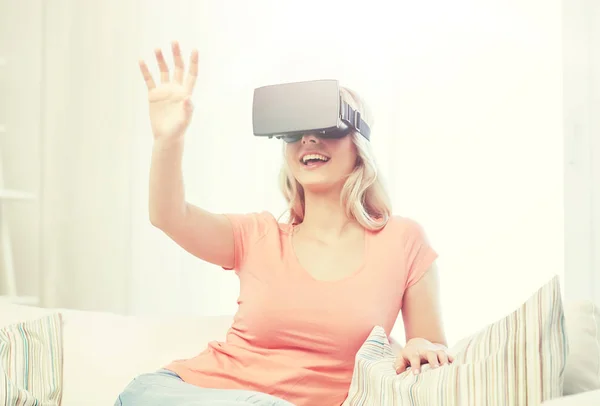 Mulher em óculos de realidade virtual ou 3D — Fotografia de Stock