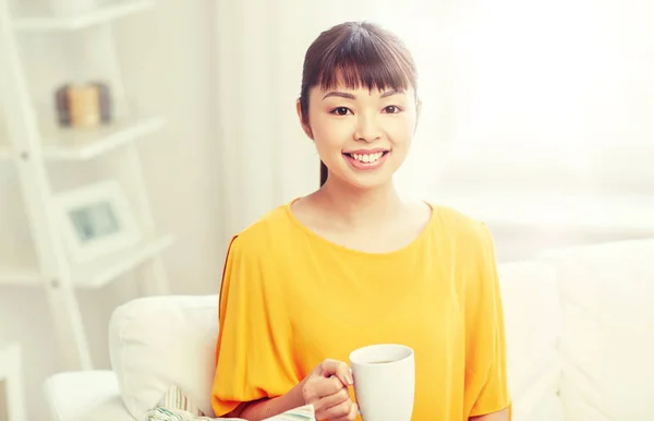 Heureux asiatique femme potable à partir de thé tasse — Photo