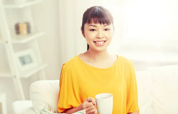 Feliz asiático mujer bebiendo de té taza —  Fotos de Stock