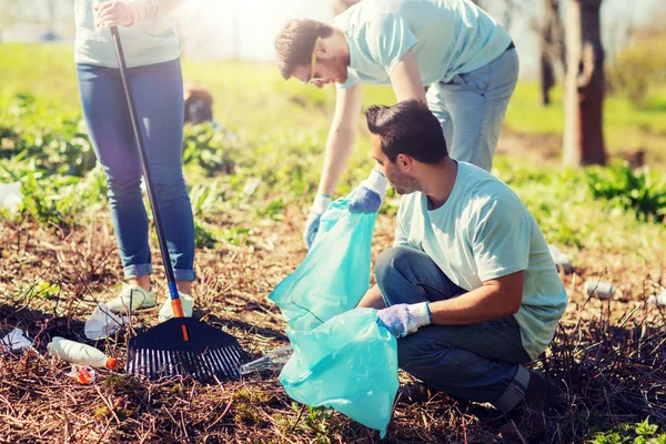 Voluntarios con bolsas de basura limpieza área del parque — Foto de Stock