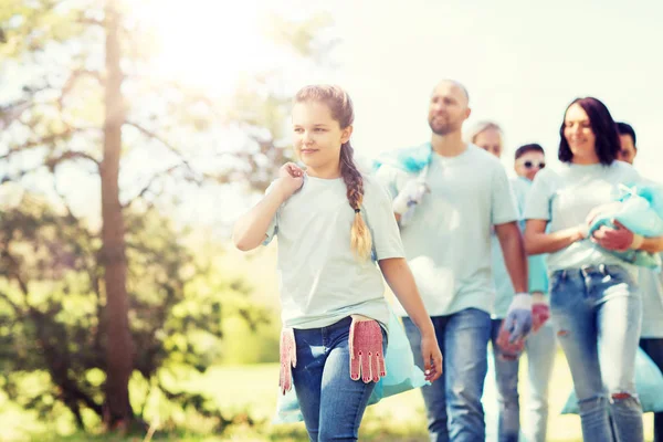 Grupo de voluntarios con bolsas de basura en el parque — Foto de Stock