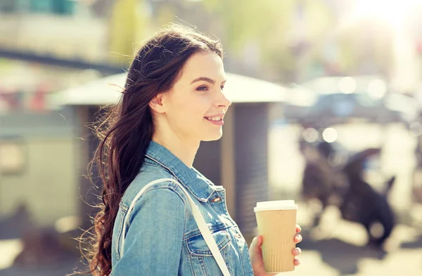 Gelukkig jonge vrouw koffie drinken op straat stad — Stockfoto