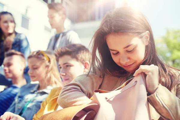 Estudante do ensino médio menina com mochila ao ar livre — Fotografia de Stock