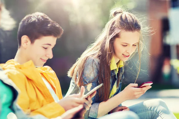 Feliz adolescente amigos con gadgets al aire libre —  Fotos de Stock