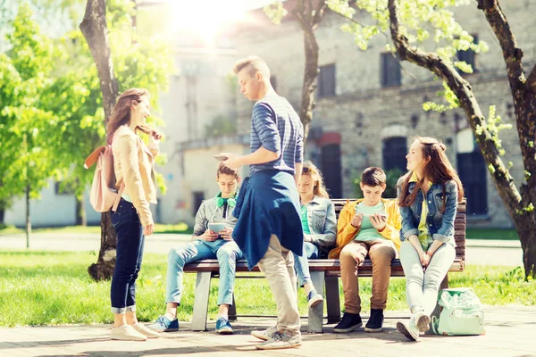 Skupina dospívajících studentů na školním dvoře — Stock fotografie