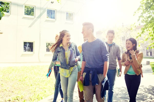 Grupp glada tonåriga elever promenader utomhus — Stockfoto