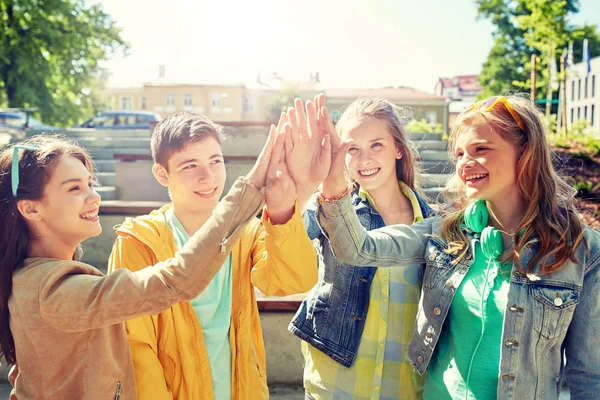 Glada studenter eller vänner att göra high five — Stockfoto