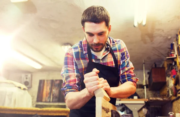 Menuisier travaillant avec avion et bois à l'atelier — Photo