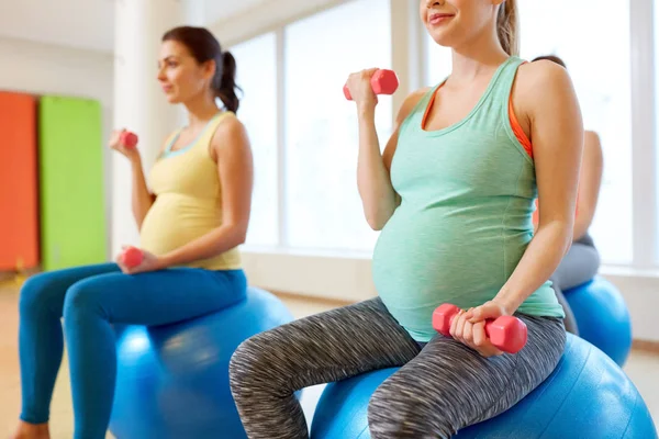 Schwangere trainieren mit Gymnastikbällen im Fitnessstudio — Stockfoto