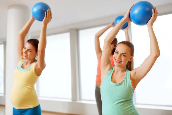 Entrenamiento de mujeres embarazadas con bolas de ejercicio en el gimnasio — Foto de Stock