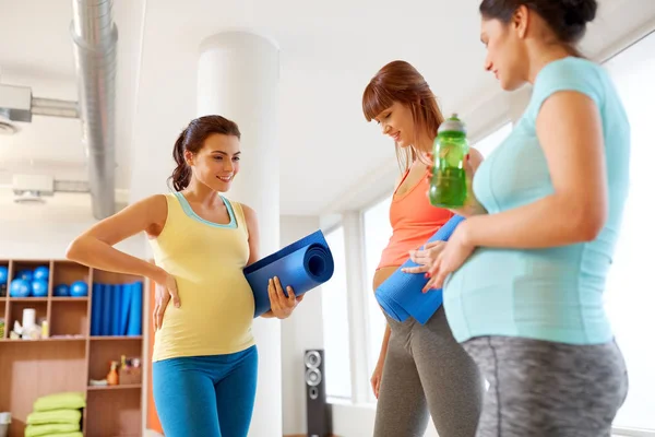 Gravida kvinnor med sportutrustning i gymmet — Stockfoto