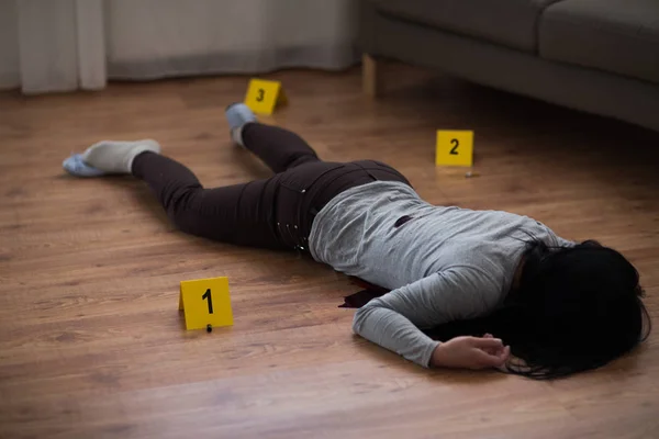 Dead woman body in blood on floor at crime scene — Stock Photo, Image