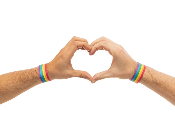 Manliga händer med gay stolthet armband visar hjärta — Stockfoto