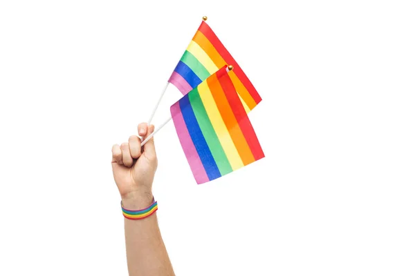 ゲイのプライドの虹の旗とリストバンドを手に — ストック写真