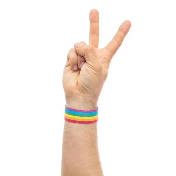 Hand met gay pride regenboog armband maken vrede — Stockfoto