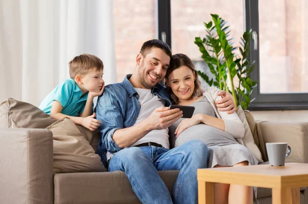집에 스마트폰이 있는 행복 한 가족 — 스톡 사진