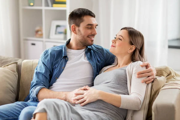 Man knuffelen zwangere vrouw thuis — Stockfoto