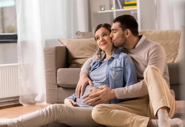 Homme baisers et câlins femme enceinte à la maison — Photo