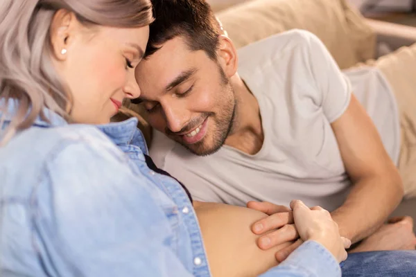 Hombre feliz con la mujer embarazada en casa — Foto de Stock