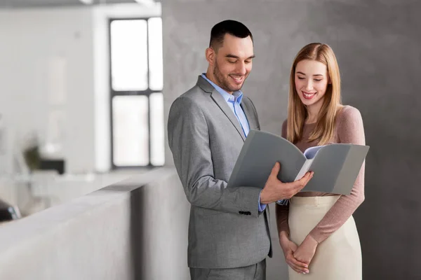 Empresaria y hombre de negocios con carpeta — Foto de Stock