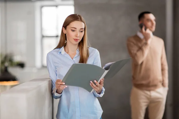 Trabajadora de oficina con carpeta — Foto de Stock