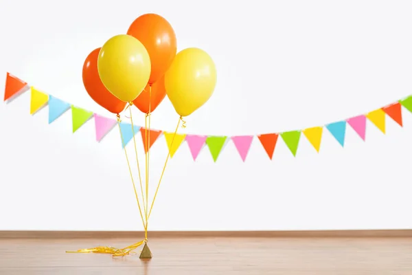 Balões de ar coloridos e guirlanda bandeira — Fotografia de Stock