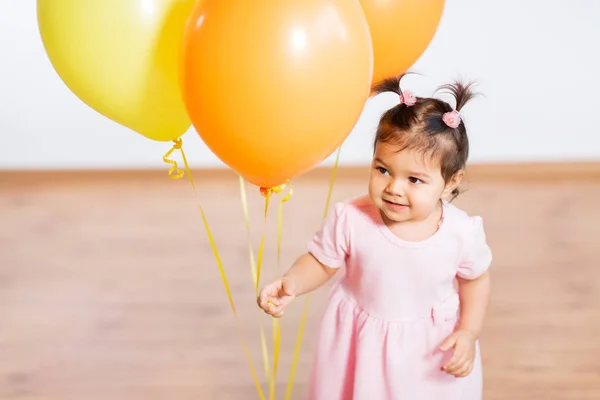 生日派对上带气球的快乐女婴 — 图库照片