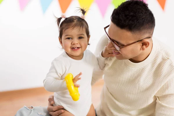 Feliz padre e hija pequeña en la fiesta de cumpleaños — Foto de Stock