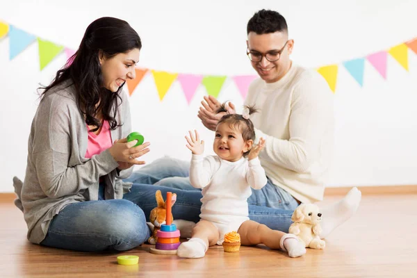 Babymeisje met ouders spelen en handen klappen — Stockfoto