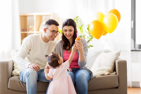 Baby girl with parents at home birthday party — Stock Photo, Image