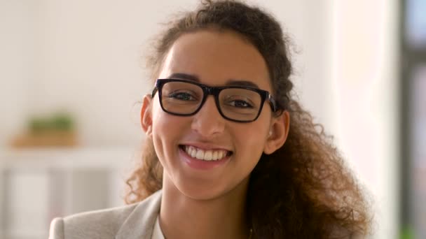Rosto de mulher africana americana sorridente em óculos — Vídeo de Stock