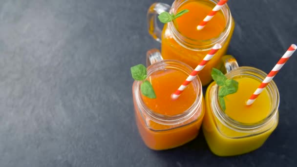 Primo piano di succhi di frutta freschi in bicchieri di vaso di muratore — Video Stock