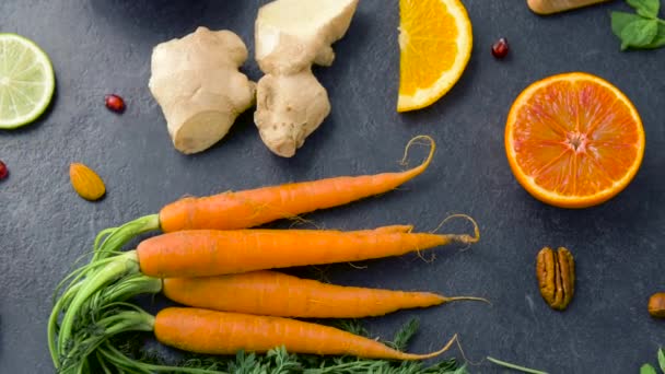 Primer plano de zanahoria, jengibre, naranja, limón y nueces — Vídeos de Stock