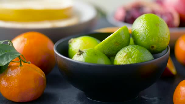 Close up de limas, laranjas, tangerinas e limões — Vídeo de Stock